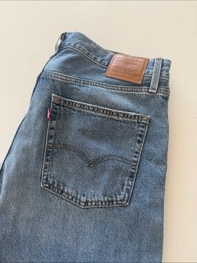 Levi's women’s Light Blue Straight-Leg Jeans with Leather Patch